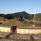 カメラをセッティングする稲葉