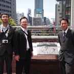 尾崎の記念プレートと撮影