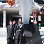 岡本太郎の創作物と一緒に記念撮影