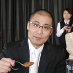 食事をするシラ