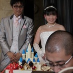 シラ越しの新郎新婦