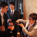 浅沼に酒をつぐ山キー