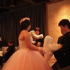 母親とハグする山キー