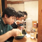 ラーメンを食う三人