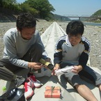 昼飯を開けようとする二人