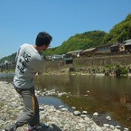 石を投げる稲葉