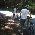 押して歩く二人