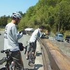 謎の縄をとる二人