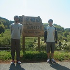 稲渕棚田バックに記念撮影