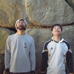 石舞台を見上げる二人