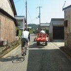 トラクターの後ろを走る吉田