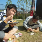 コンビニの駐車場で食料補給