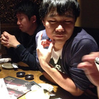 サムソンのスマホを眺めるキャプテン