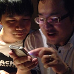 スマホを覗く２人