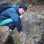 岩場で遊ぶ吉田