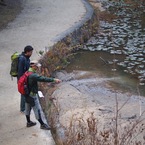 睡蓮池を指さす二人