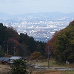 山の向こうに見える町並み