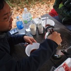 鍋をあさる稲葉