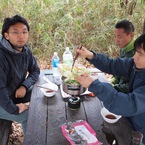 鍋に夢中の３人