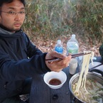 うどんを食べる稲葉