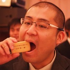 メッセージクッキーをほうばるシラ