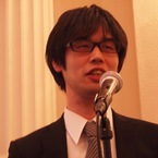 スピーチをする山内
