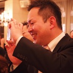 写真をとるサムソンティーチャー