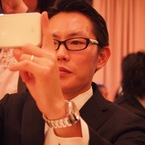 写真をとるティガシ