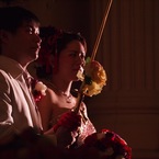 ろうそくに火を灯す二人