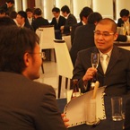 お酒を飲むシラ