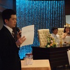 進行をする浅沼