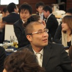 スクリーンを見るシラ