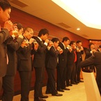 ビール早のみ対決スタート！