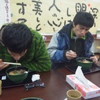 暖かいごはんをいただく