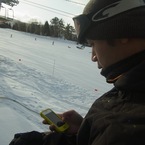 スマホをいじる森さん