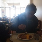 定番のカレーを食べる安井さん