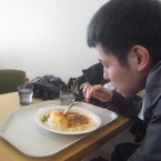 カレーを食べる小西さん