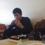 ハンバーガーをほうばる森さん