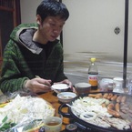 焼き肉を食う森さん