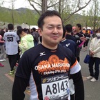 大阪マラソンのシャツを纏うサムラゴウチ氏