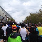 長蛇の列の中にタンクトップランナー発見