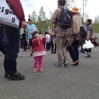ペットボトルを必死で飲むかわいいお子さん