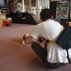 犬と戯れる安井さん