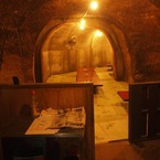 洞窟の中に座敷