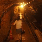 洞窟の奥を散策