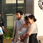 ブーケをキャッチした友人と記念撮影