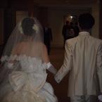 並んで歩く二人の背中