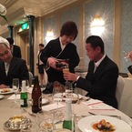 和田しゃんのお母さんにお酒をついでもらうしゃぶさん