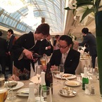 和田しゃんのお母さんにお酒をついでもらう富樫