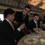 和田しゃんのお父さんにお酒をついでもらう吉田